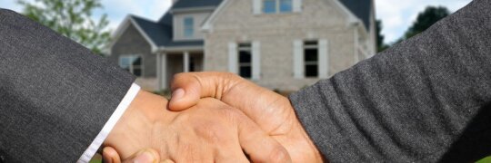 Verkauf einer Immobilie über einen Immobilienmakler: Vor- und Nachteil