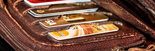 Debitkarte vs. Kreditkarte - welche ist die richtige Wahl?