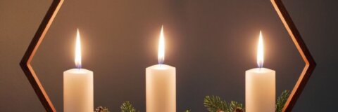 Ausgefallene, längliche und moderne Adventskränze für eine stilvolle Weihnachtsdekoration