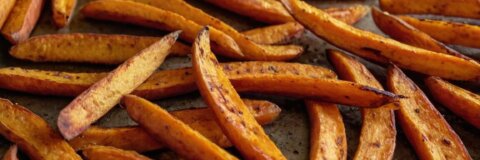 Süßkartoffel Pommes selber machen: Ein einfaches Rezept für knusprigen Genuss
