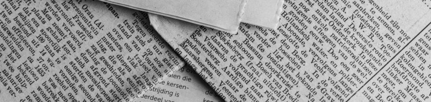 Aufgeschlagene Zeitung auf einem Tisch